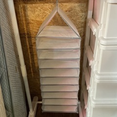 ご家庭に1個あると便利💖場所を取らない吊り下げ収納クローゼット収納ラック仕切り折りたたみ10段収納ポケット透明の画像