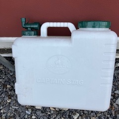 水をためるポリタンクの画像