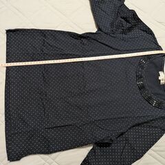 胸元にラインストーン付きの七分袖Tシャツです。Ｍ〜Lサイズの画像