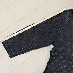 胸元にラインストーン付きの七分袖Tシャツです。Ｍ〜Lサイズの画像