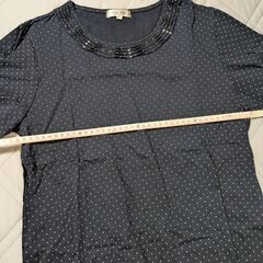 胸元にラインストーン付きの七分袖Tシャツです。Ｍ〜Lサイズの画像
