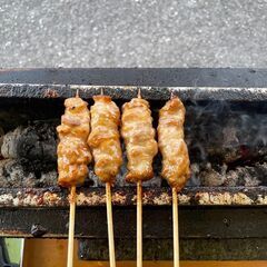 焼き鳥の移動販売スタッフの画像