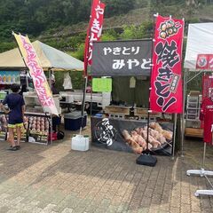 焼き鳥の移動販売スタッフの画像