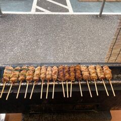 焼き鳥の移動販売スタッフの画像