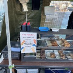 焼き鳥の移動販売スタッフの画像