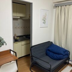 IKEAソファベッド3台　ローテーブル　セット　他の家具をまとめて引き取ってくださる方を優先します。の画像