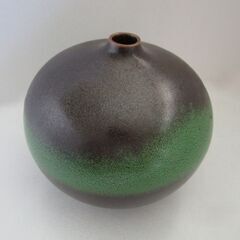 黒緑丸型花器の画像