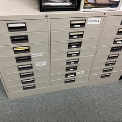 書類棚の画像