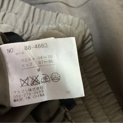 カーキ色パンツセットの画像