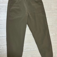 カーキ色パンツセットの画像