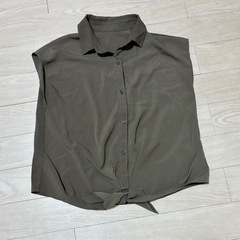 カーキ色パンツセットの画像