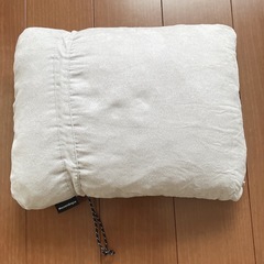 【モザンビーク 携帯まくら／グレー・フリース素材】の画像