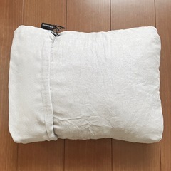 【モザンビーク 携帯まくら／グレー・フリース素材】の画像