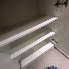 白の食器棚の画像