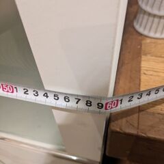 白の食器棚の画像