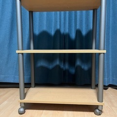 キャスター付き　木製のラックの画像