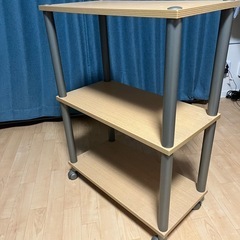 キャスター付き　木製のラックの画像