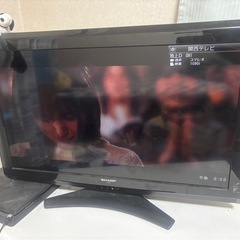 テレビ、リモコン付きの画像