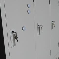 オフィス家具　6人用スチールロッカー　鍵付きの画像