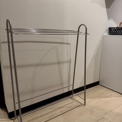 【受け渡し決定】バスタオル、タオル掛けの画像
