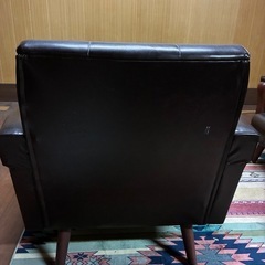【傷あり】ヴィンテージ家具 濃い茶色の1人がけソファの画像