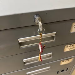 書類整理キャビネット、鍵付きの画像