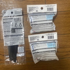 結束バンドとカーテンフックなどの画像