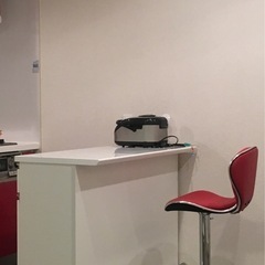 背面カウンターテーブルの食器棚の画像