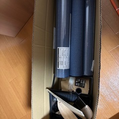 貼って剥がせる壁紙（ブルーブラック） ヘラ・ローラー付きの画像