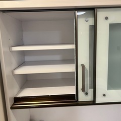 ガラス扉の食器棚の画像