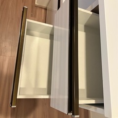 ガラス扉の食器棚の画像