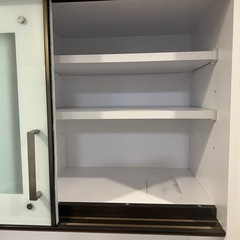 ガラス扉の食器棚の画像