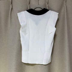 服2【新品未使用品！】ノースリーブトップス　の画像