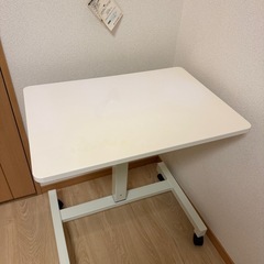 ホワイト昇降式デスクの画像