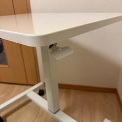 ホワイト昇降式デスクの画像