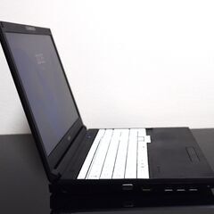 富士通高性能10世代CPU最新Windows11メモリ8GB高速SSD240GBWifi接続可能カメラ内蔵の画像