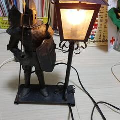 ブリキ騎士の電気スタンド？の画像