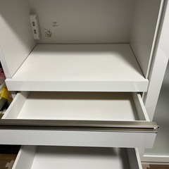 キッチンキャビネット　食器棚の画像
