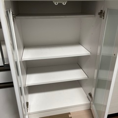 キッチンキャビネット　食器棚の画像