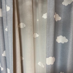 コタツとカーテンの画像