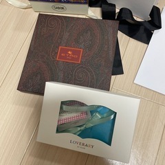 ギフトボックスとショッパーの画像