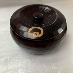 【未使用】木製菓子入れ ダークブラウン 金色エンブレムの画像