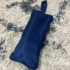 【募集中】キッズ　折りたたみ雨傘　ネイビー　カラビナ付きの画像