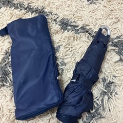 【募集中】キッズ　折りたたみ雨傘　ネイビー　カラビナ付きの画像
