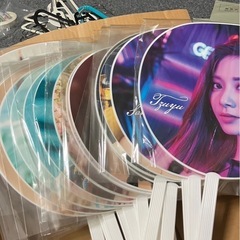 TWICEうちわの画像