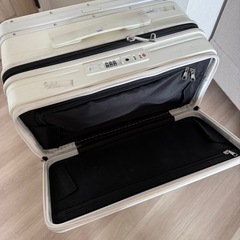 キャリーケース　白の画像