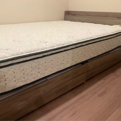 ベッドとマットレスの画像
