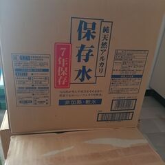 保存水　２L　６本入ｘ５ケースとバラ６本の画像