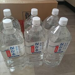 保存水　２L　６本入ｘ５ケースとバラ６本の画像