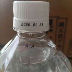 保存水　２L　６本入ｘ５ケースとバラ６本の画像